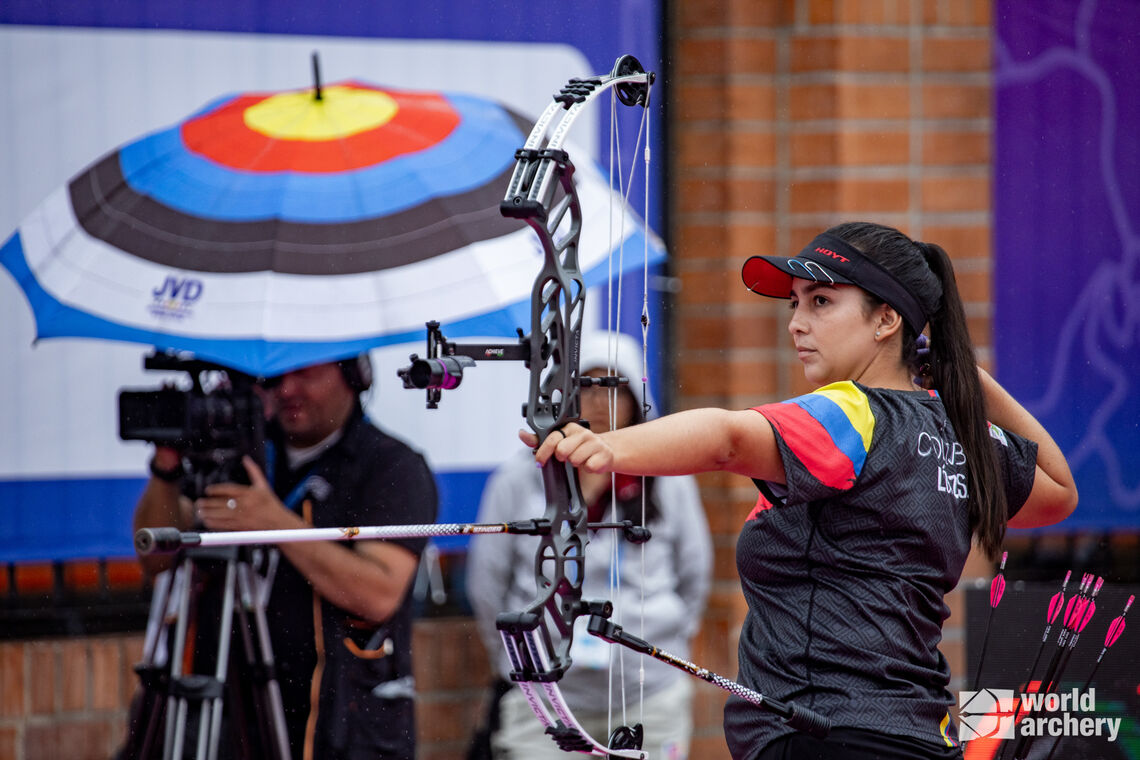 Sara Lopez shooting world record in finals arena at Medellin 2022.